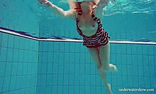 Nina Mohnatka, tínedžerka, predvádza svoje veľké prsia a atraktívny zadok v bazéne