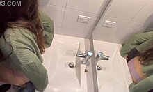 素人カップルがトイレで公共のセックスを楽しんでいます