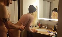 امرأة متحولة جنسياً تمارس الجنس مع رجل كبير في الحمام