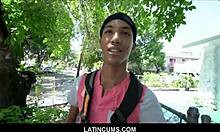 Худой черный студент получает свою тугую задницу от латиноамериканского жеребца за деньги