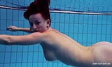 كاترين المراهقة الهاوية تتعرى تحت الماء في فيديو منزلي